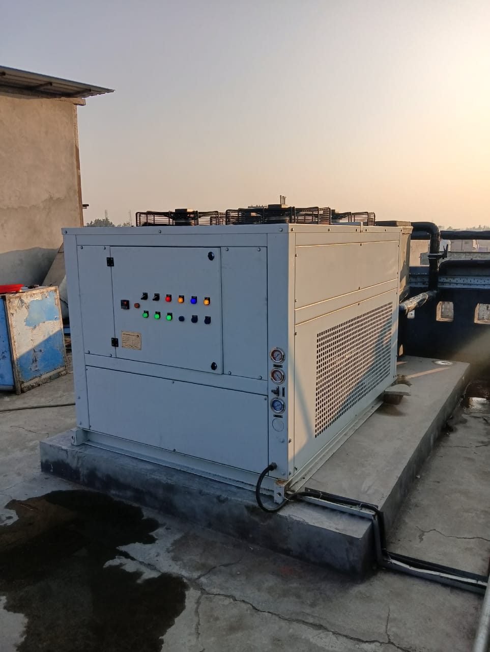 Air cooled brine chiller installation in a rooftop installation
