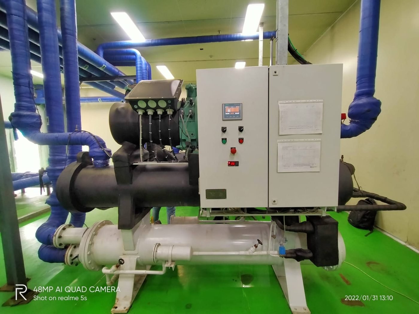 Water cooled screw chiller installation in a process plant installation